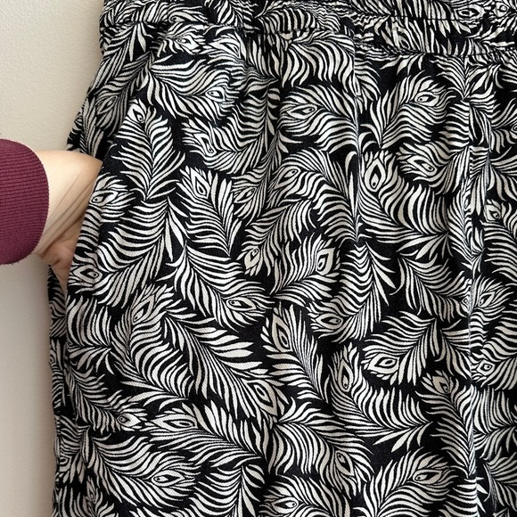 H&M Black and White Feather Print Ankle Pants, Fun Flowy Pants, Size 12 - Picture 6 of 15